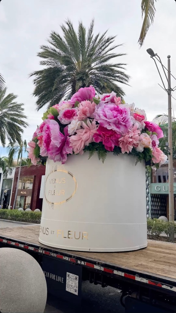 Großformatige florale Markeninstallation auf einem Transporter – Out-of-Home-Aktivierung mit QR-Anbindung