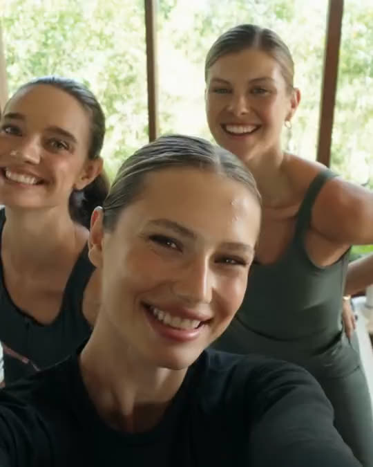 Drei Frauen in SMILODOX-Sportkleidung beim Selfie, ein Padel-Spieler und Läuferinnen unter Palmen